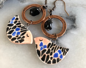 Boucles d'oreilles légères et bohèmes, pendentifs de céramique artisanale, motif oiseau, petit caillou de verre noir, anneau cuivré, nature