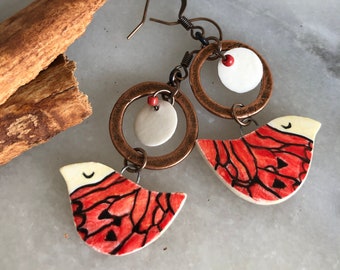 Boucles d'oreilles bohèmes et romantiques, céramique motif oiseau recto verso, tons de rouge, anneaux cuivré, palet de porcelaine blanche