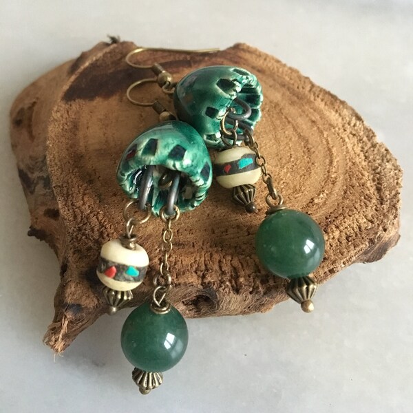 Boucles d'oreilles céramique, vert émeraude, style boho, hippie chic, perles népalaises en os, turquoise et corail, jade vert émeraude