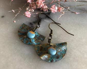 Pendientes cortos de estilo bohemio y refinado, colgante de media luna, metal patinado arrugado, discos de cerámica azul y dorada.