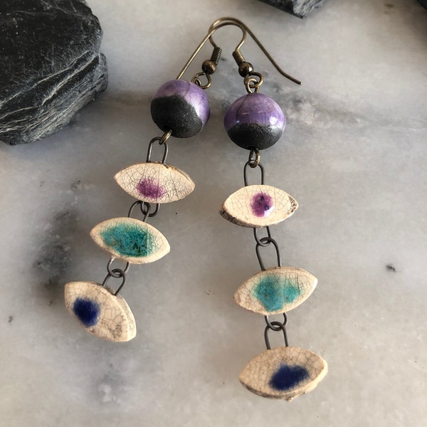 Boucles d'oreilles pendantes, longues, bohèmes-chic, rustique urbain, céramique raku multicolore, perles raku, tons mauve, turquoise, lapis