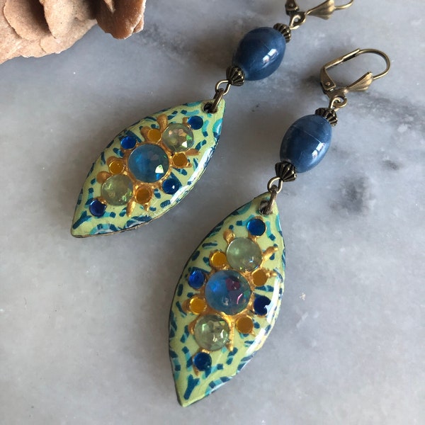 Boucles d'oreilles fantaisie, gaies, légères, navettes bois décoré, perles ovales, céramique bleue, perles métal, tons bleu et vert menthe.