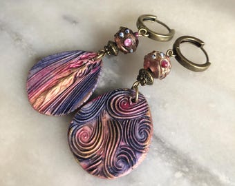 Pendientes bohemios, inspiración naturaleza, colgantes de cerámica, volutas y hojas, tonos morados y rojos, cuentas étnicas, vidrio soplado