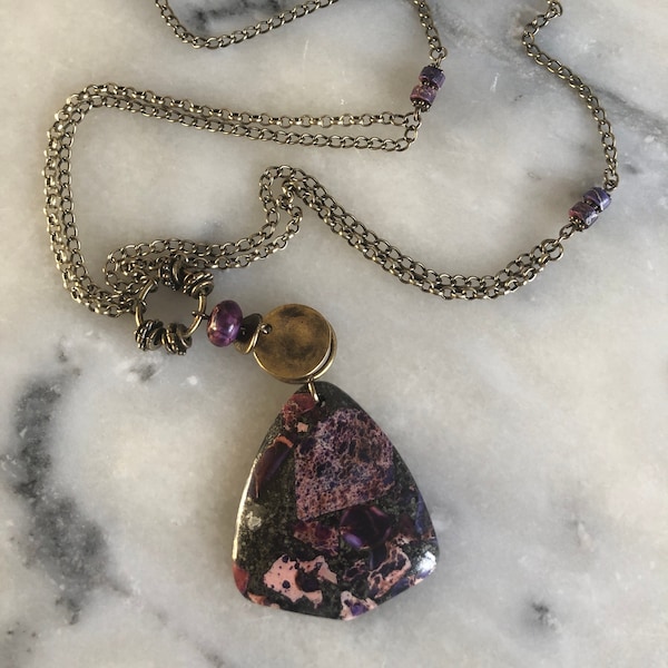 Collier mi long, bohème inspiration ethnique, pendentif de jaspe violet, anneaux, chaines, perles métal et jaspe, cadeau femme
