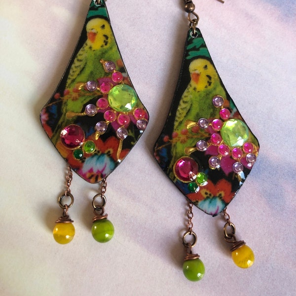 Boucles d'oreilles baroques, gaies et colorées, pendentifs en bois décoré, motif oiseau, chainettes et perles de verre filé, ultra léger