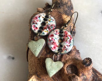 Pendientes bohemios y románticos, colgantes de cobre esmaltado multicolor, corazón de cerámica hecho a mano, tonos de rosa y verde almendra.