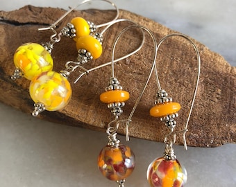 Pendientes bohemios, minimalistas, de longitud media y estilo veraniego, con cuentas artesanales, vidrio hilado, cuentas amarillas, naranjas y metálicas. Día de la Madre