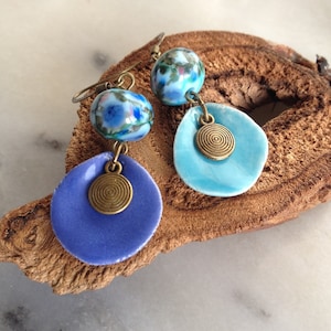 Dissociati, blu, orecchini etnico-chic, perline a lume di vetro artigianale a lume toni blu, petali in ceramica artigianale