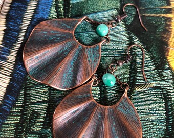 Pendientes barrocos, cobre patinado, colgante drapeado, cuentas de cerámica hechas a mano, tonos cobre y turquesa, cadenas