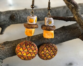 Boucles d'oreilles bohèmes, nature inspiration nomade, pendentifs céramique brute, perles carrées en terre émaillée, tons rangé, jaune, ocre