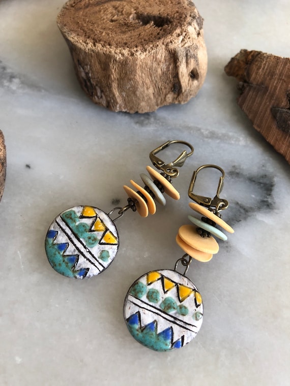 Boucles d'oreilles bohèmes, inspiration rustique, colorées, tons jaune et bleu, pendentifs ronds, terre émaillée, palets de porcelaine
