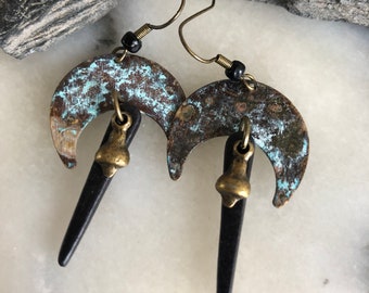 Boucles d'oreilles bohèmes et nomades, pièce de cuivre patiné, vieilli, demi-lune, tige de céramique noire, breloque métal bronze