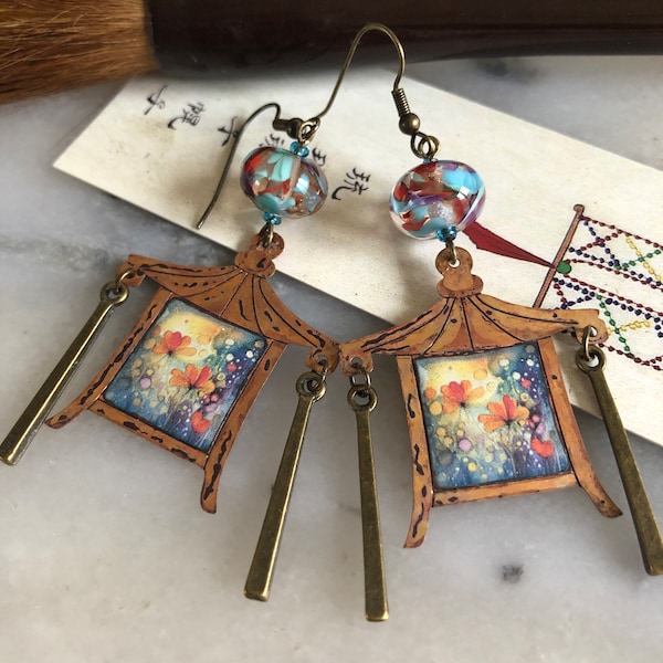 Boucles d'oreilles esprit ethnique, nomade, Asie, pendentif émaillé, motif floral, pagode, tiges métal bronze, perles verre filé, tons bleu