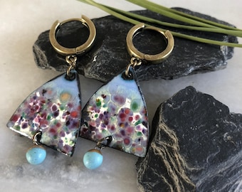 Pendientes bohemios de estilo urbano-chic, colgantes de cobre esmaltado, triangulares, multicolores moteados, pequeñas cuentas redondas de porcelana.