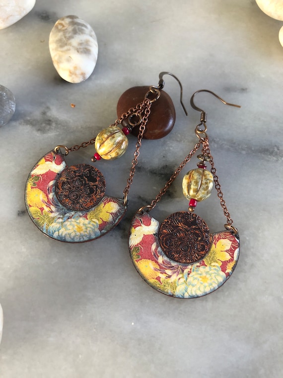 Boucles d'oreilles bohèmes, romantiques, urban chic, cuivre émaillé, motif floral, perles de verre tchèque, chainettes métal cuivré