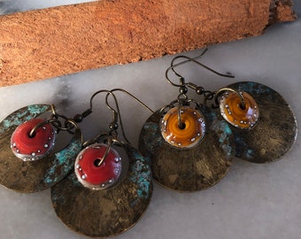 Boucles d'oreilles bohèmes et nomades, courtes, perles au chalumeau, disques argentés, ocre et corail foncé, modèle unique, cadeau femme