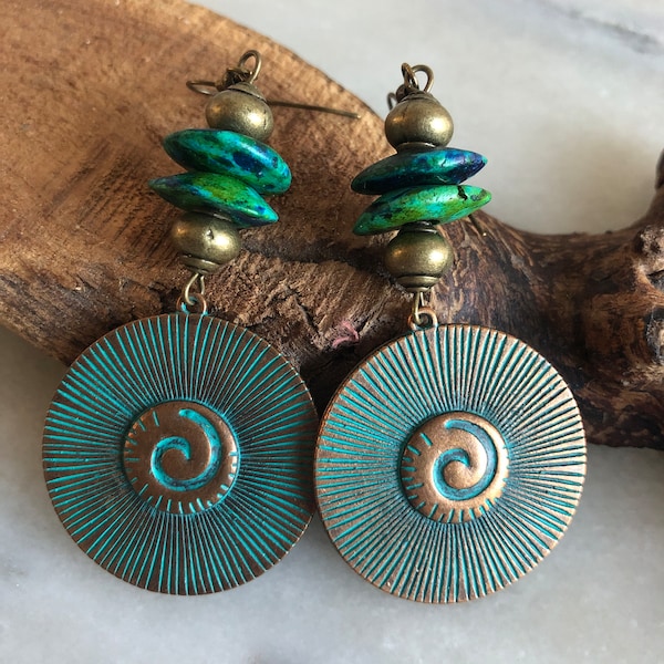 Boucles d'oreilles baroques ethniques bohèmes, pendentifs ronds, spirale, perles métal, palets de céramique grecque, tons vert turquoise