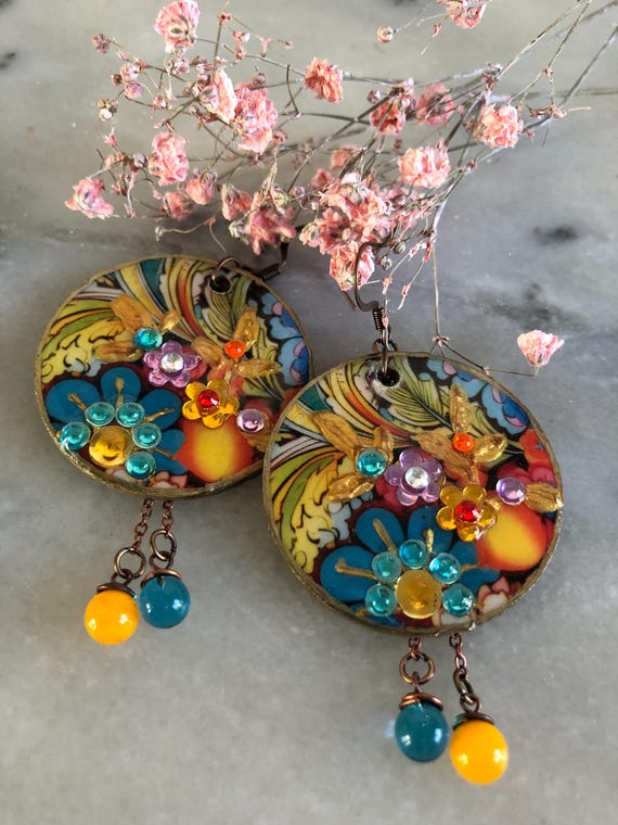 Boucles d'oreilles esprit créole, colorées, grands pendentifs ronds, bois décoré, motif floral, chainettes et perles de verre filé, légeres