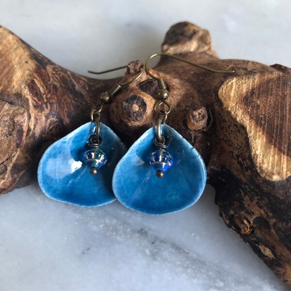 Boucles d'oreilles bohèmes chic, pétales de céramique artisanale, perles de verre tchèque, tons bleu et vert léger, pièce unique, cadeau