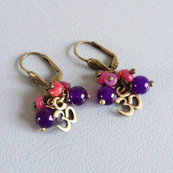 Boucles d'oreilles courtes, camaieu de violet, jade et métal bronze, création Leamorphoses.