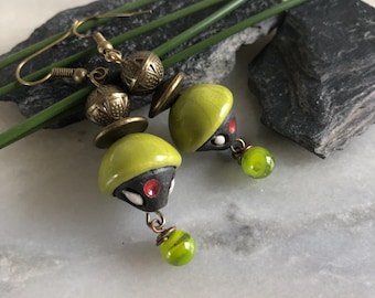 Pendientes bohemios, colgantes de cerámica raku, verde kiwi, forma cónica, cuentas de vidrio y cuentas de metal, regalo para mujer