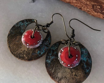 Orecchini bohémien e nomadi, corti, con perline lavorate a lume, dischi d'argento, ocra e corallo scuro, design unico, regalo per donna