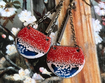 Pendientes de inspiración japonesa, colgantes redondos, cobre esmaltado, cadenas de metal rojo, azul y bronce, y dije de barra de metal.