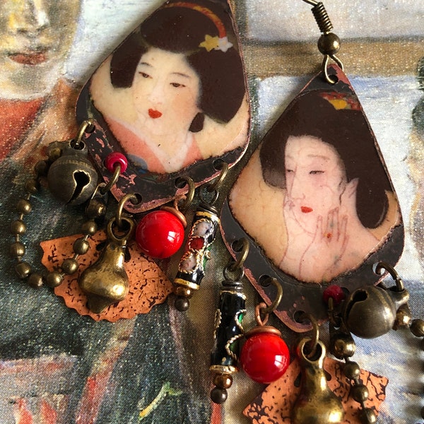 Boucles d'oreilles ethniques, inspiration Japon, visages geisha, cuivre émaillé, tons noir, ivoire rosé, perle verre filé, breloque éventail