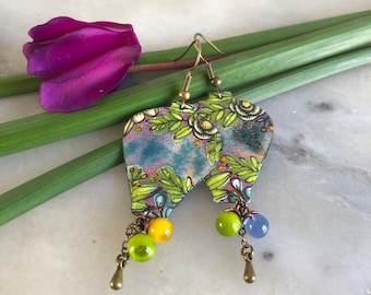 Pendientes de estilo boho chic, veraniegos, en alegres tonos verdes, azules y amarillos, con forma de farol, diseño de lágrima, cadena metálica y cuentas de vidrio hilado.