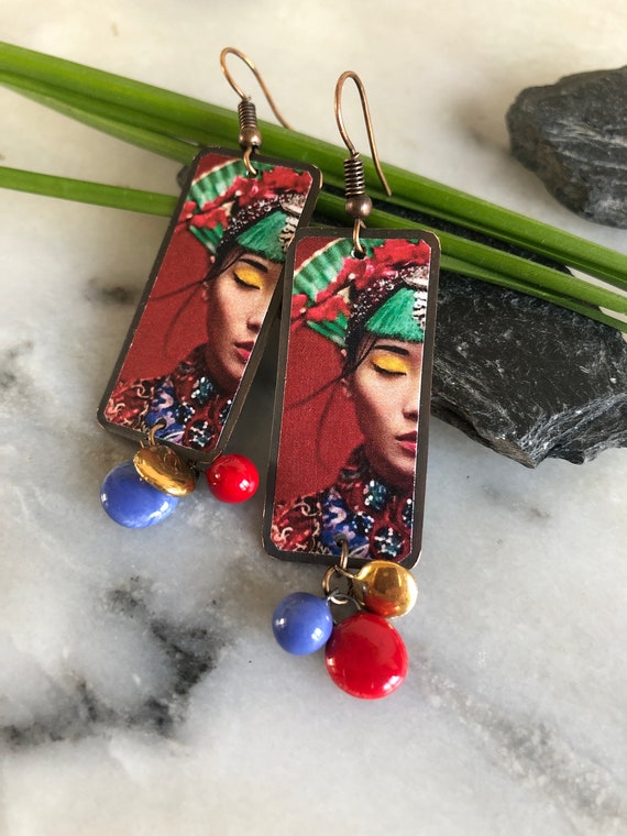 Boucles d'oreilles ethniques nomades, Asie, pendentif de cuivre illustré, visage féminin, couleurs vives, céramique or, rouge, bleu