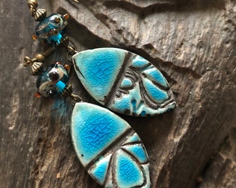 Boucles d'oreilles bohèmes et nomades, céramique raku artisanale bicolore bleu turquoise et noir, perles de verre filé au chalumeau bleu