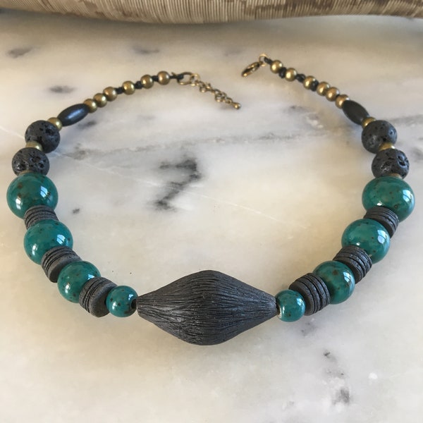 Collier ras du cou en céramique artisanale noire et turquoise sombre, cordon de cuir noir, pierres de lave, métal bronze, chainette