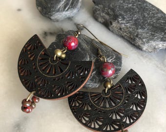 Pendientes bohemios, estilo étnico, colgantes de luna creciente, madera negra y cristal boho, tonos negros y rojos, diseño único.