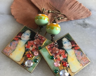 Pendientes bohemios chic, colgantes cuadrados de madera y resina, cuentas de vidrio hilado, suaves tonos verdes y ocres, cuentas de metal y Myuki