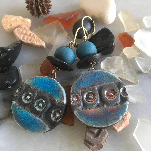 Boucles d'oreilles bohèmes et design, céramique raku artisanale bicolore bleu turquoise et noir, rondelles céramique, perles de verre bleu
