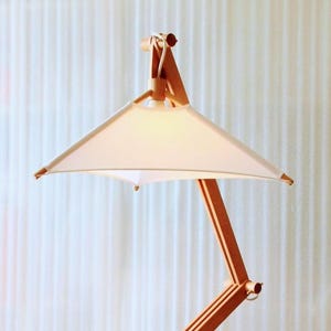 Lampada da terra Z in legno massello realizzata a mano: luce di lettura regolabile