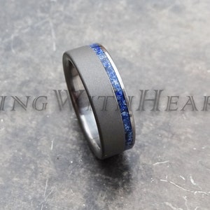 Anello in titanio sabbiato con lapislazzuli, fede nuziale ipoallergenica, anello di fidanzamento, anello per lei, regalo di San Valentino