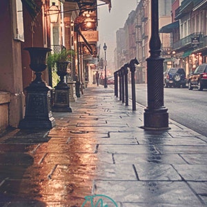 Impresión de Nueva Orleans - Royal Street, Arte del Barrio Francés, Arte de Nueva Orleans, Niebla, Nueva Orleans, Reflexión de la acera, Adoquines, Poste de Lámpara