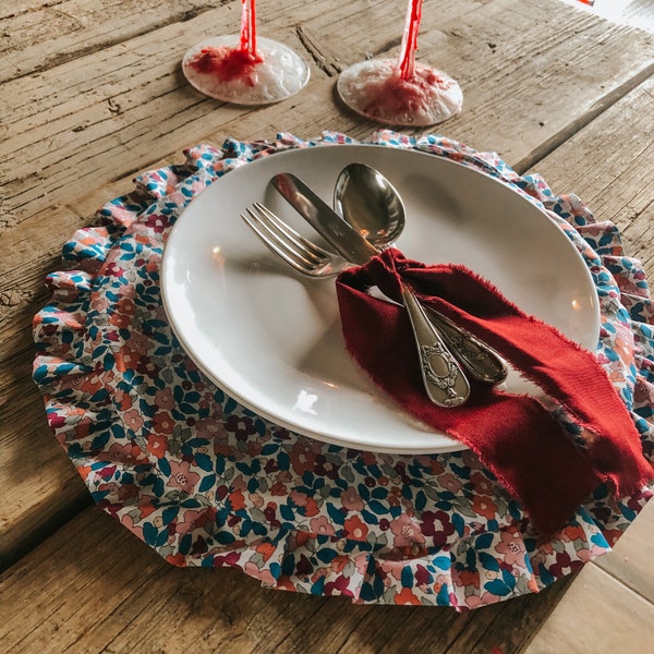 Nappe circulaire grenat de Noël et fleurs Liberty London Betsy Berry Red