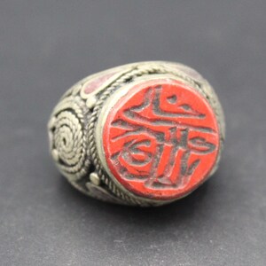 Vintage-Ring im Ethno-Stil, afghanischer Trachtenschmuck, Korallenstein mit arabischer Schriftzeichen-Intaglio, Boho-Ring, Zigeunerring, Größe 8 (US)