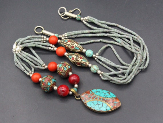 Collier Tribal Important En Corail - Pièce Ethnique D'occasion - Bijou Unique Et Chargé