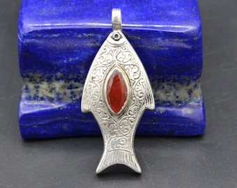 Vintage Afghan Carnelian Stone Fish Pendant: Carved Animal Design