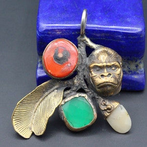 トルコのオスマン帝国のブロンズ珊瑚石ペンダント、ゴリラの頭の