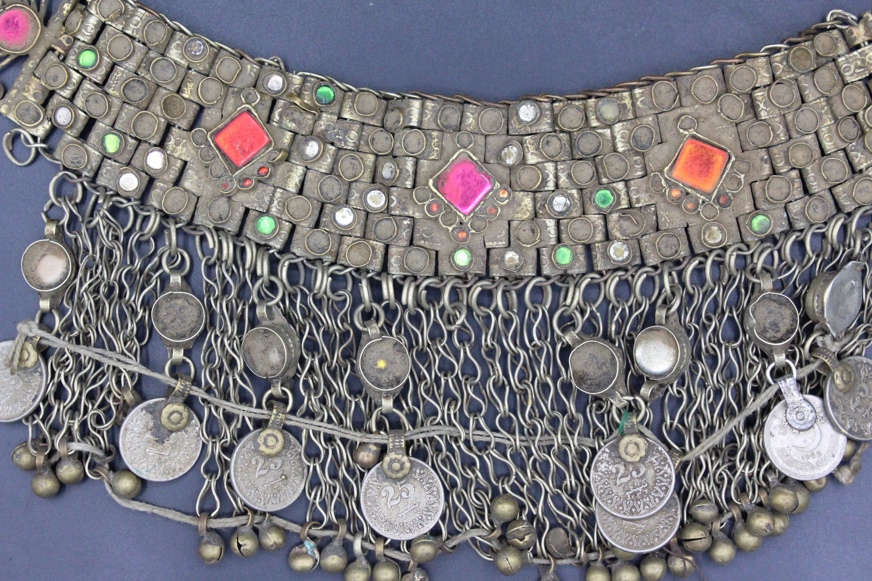 アフガニスタンのクチヘッドピースネックレス：ヴィンテージガラス