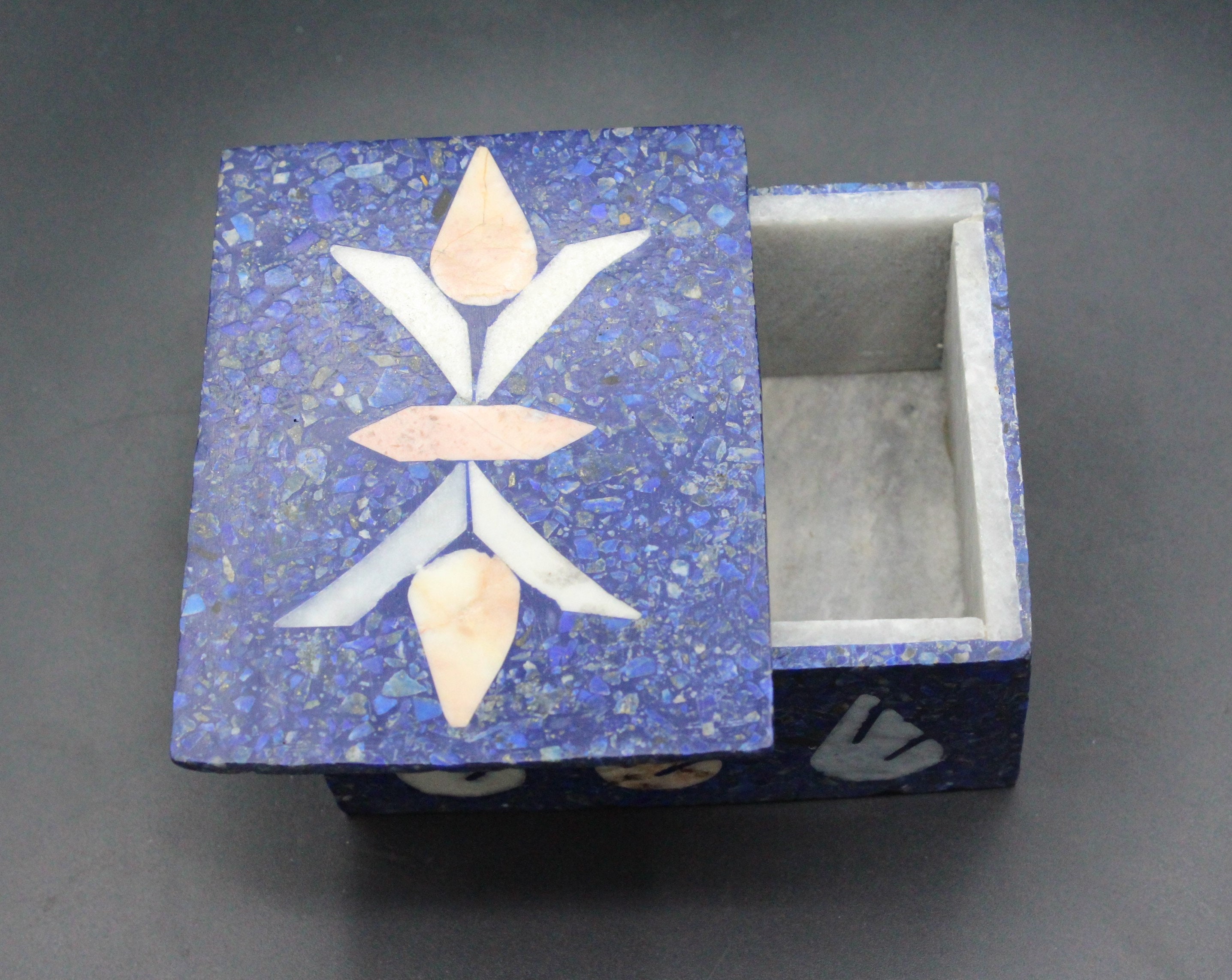 アフガニスタンの伝統的な箱、青いラピスラズリの石の箱、宝石箱