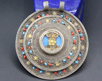 Colgante de plata uzbeka: joyería tribal tradicional con cuentas de colores