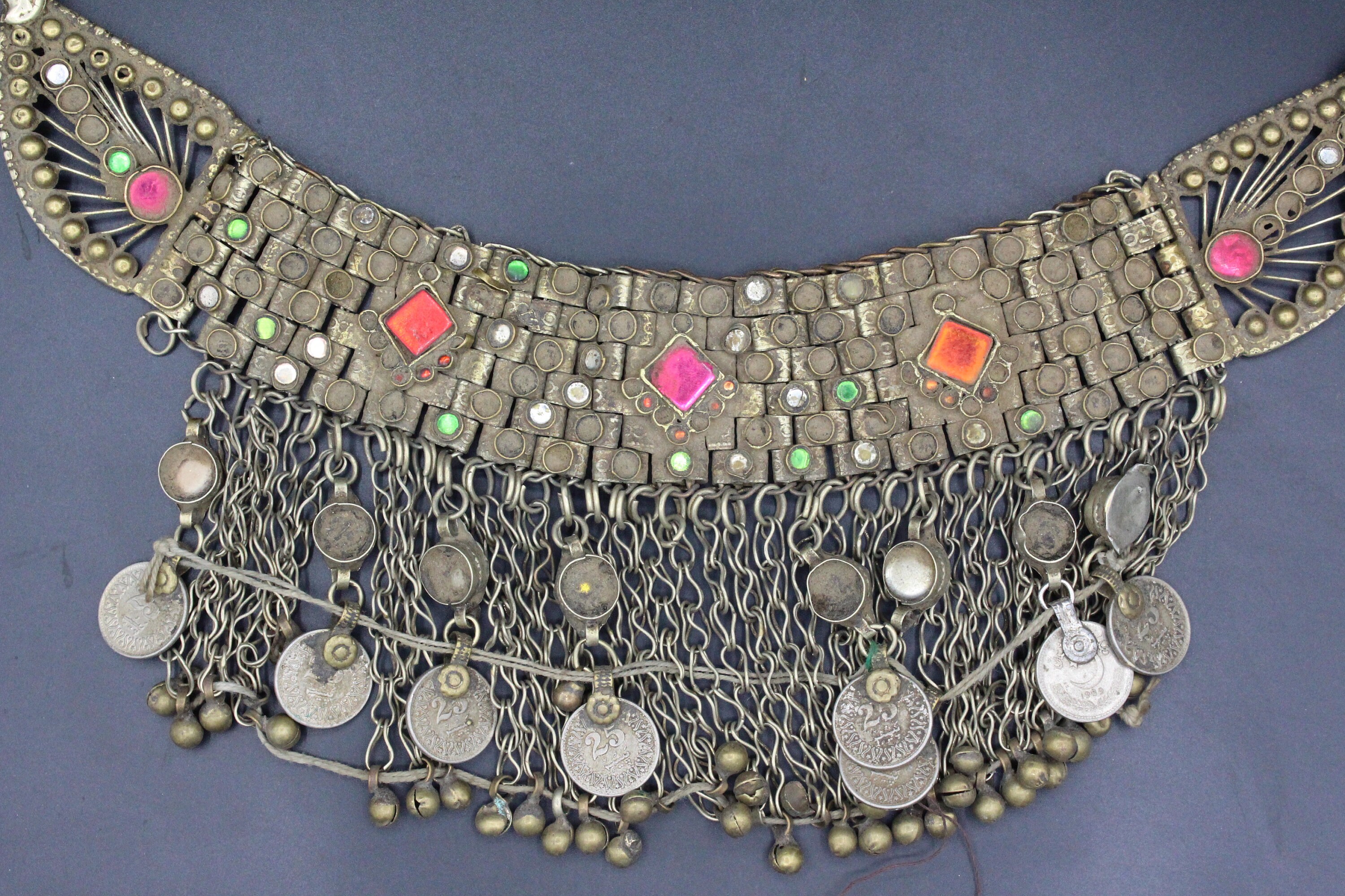 アフガニスタンのクチヘッドピースネックレス：ヴィンテージガラス