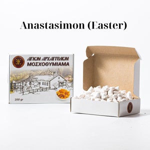 Puede incluir: Una caja blanca llena de gránulos de incienso blancos. La caja está etiquetada con "ΑΓΙΩΝ ΑΡΧΑΓΓΕΛΩΝ ΜΟΣΧΟΘΥΜΙΑΜΑ" y "200 gr". La caja está sobre una superficie blanca. La imagen se titula "Anastasimon (Easter)".