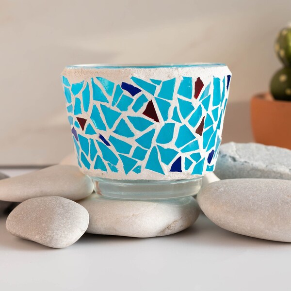 Kandelaar van blauw mozaïekglas: glas-in-loodraam