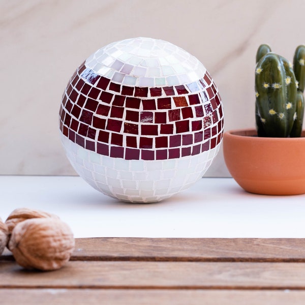 Boule décorative en mosaïque de verre teinté, ornement pour le jardin, salon, bureau, balcon, cadeau de fête des mères rouge et blanc irisé